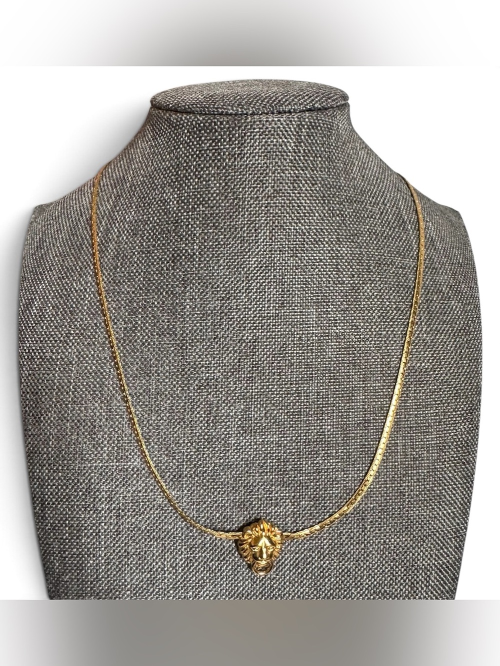 Vtg Avon Gold Tone Lion Head Knocker Pendant Necklace Royal Baroque Revival